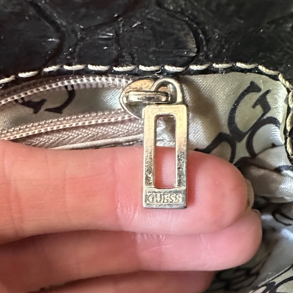 Vintage Guess Black Croc-Embossed Shoulder Bag with Gold Details - Picture 6 of 7